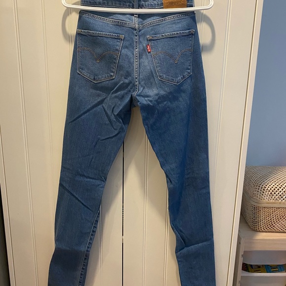 Size 25 Levi ripped jeans! - Picture 3 of 3